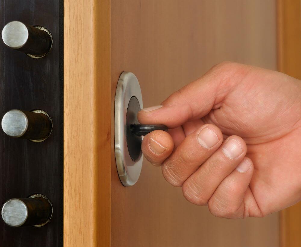 un serrurier qui installe un blindage de porte