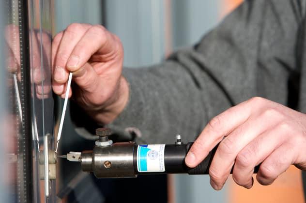 un serrurier qui ouvre une porte