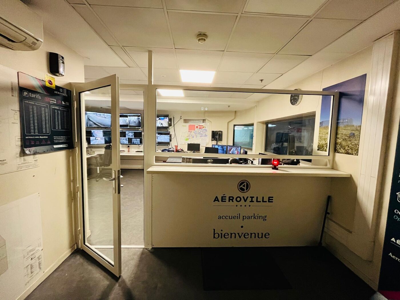 Séparation vitrée d'un poste de sécurité (PC Sécurité) à l'accueil parking Aéroville, Tremblay-en-France — Serrurerie SESA