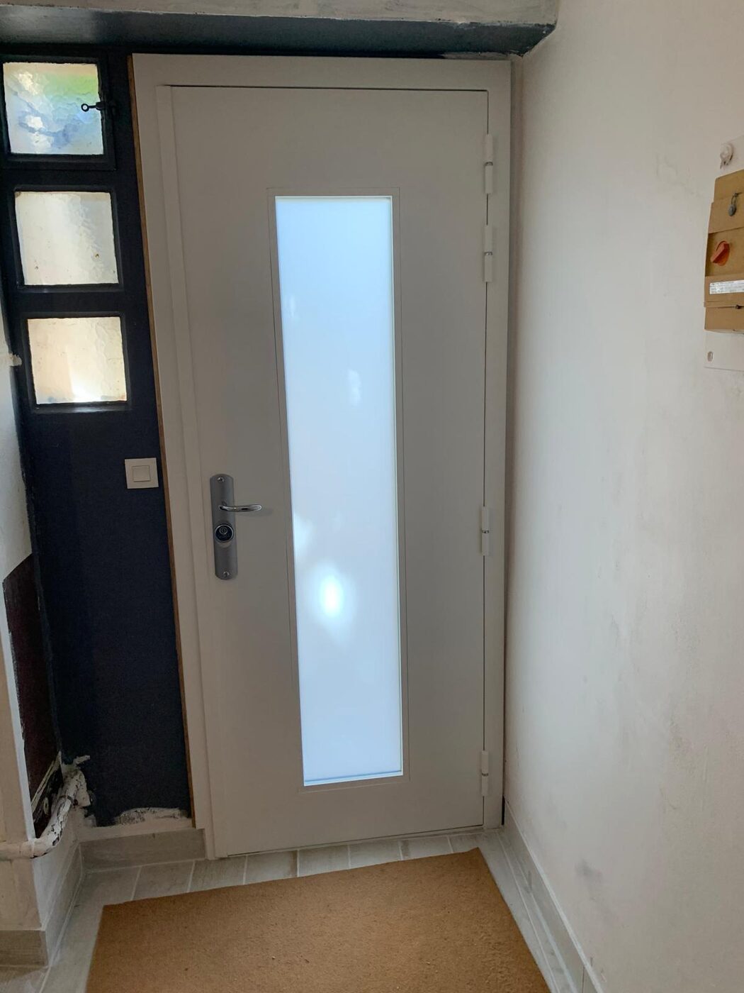 Installation d'une porte blindée avec vitrage de sécurité à Ozoir-la-Ferrière — Serrurerie SESA