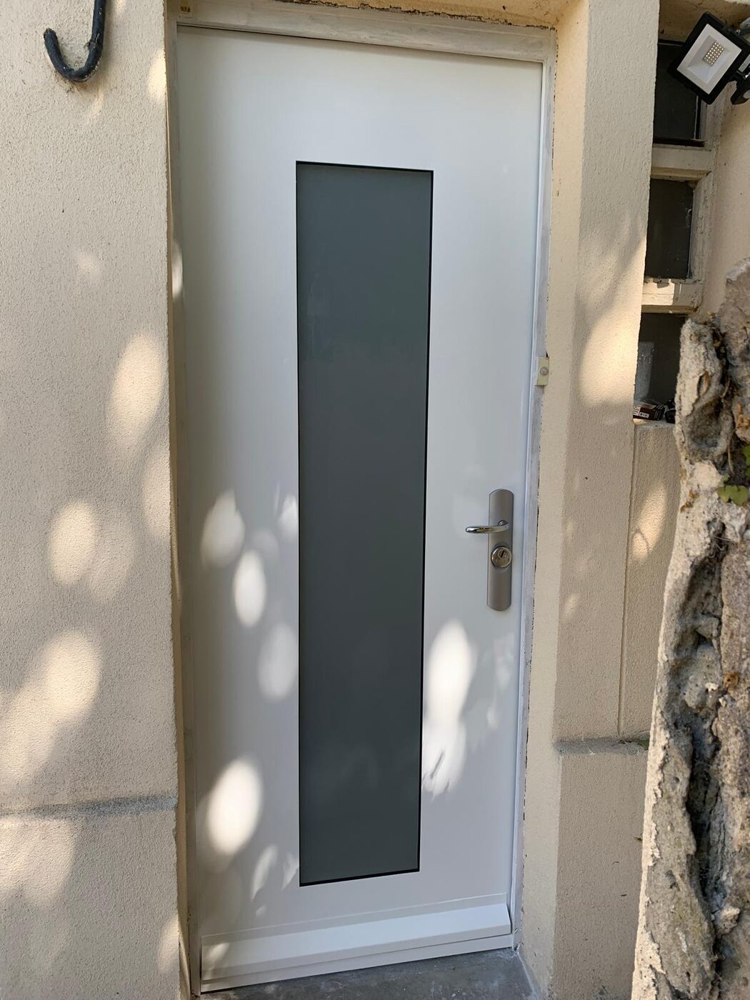 Porte blindée sur mesure avec vitrage choisi par le client à Roissy-en-Brie — Serrurerie SESA